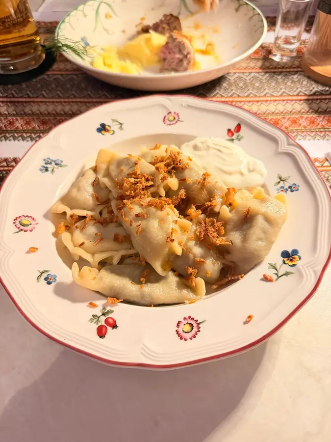 Warenyky mit Röstzwiebeln auf einem geblümten Teller